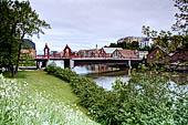 Trondheim Norvegia. Il rosso Gamle Bybro, con due portali di legno rossi il vecchio ponte tutto in legno gettato sul Nid 